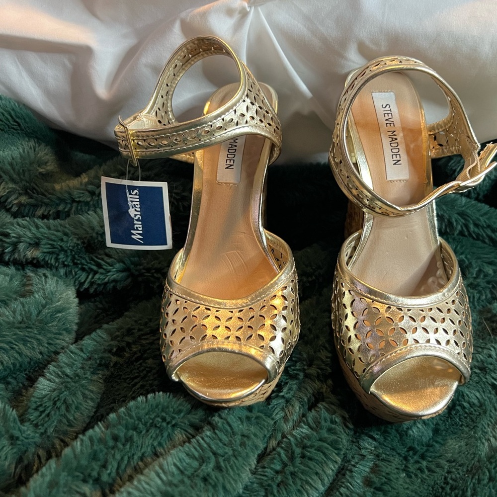 Steve Madden Metallic gold sandals